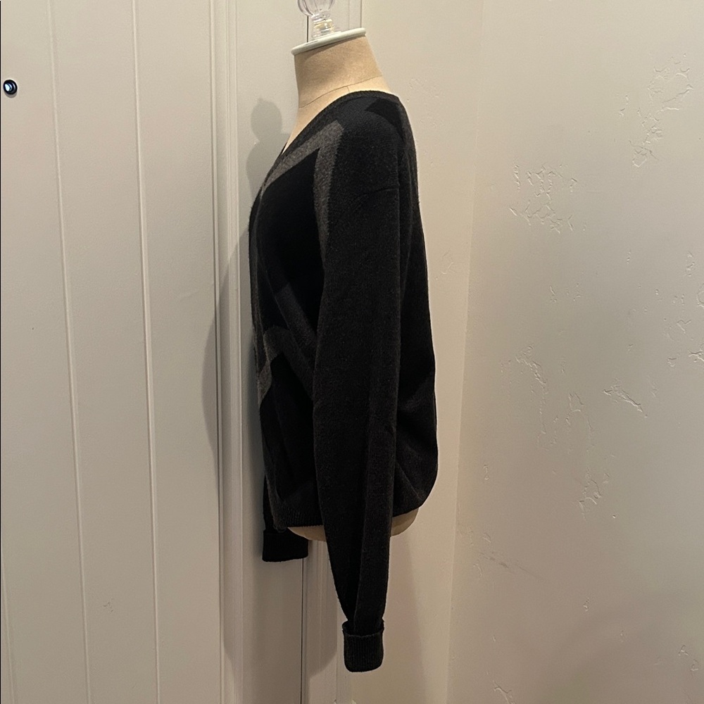 Ermenegildo Zegna Black and Gray V-Neck Cashmere Sweater - Picture 3 of 8